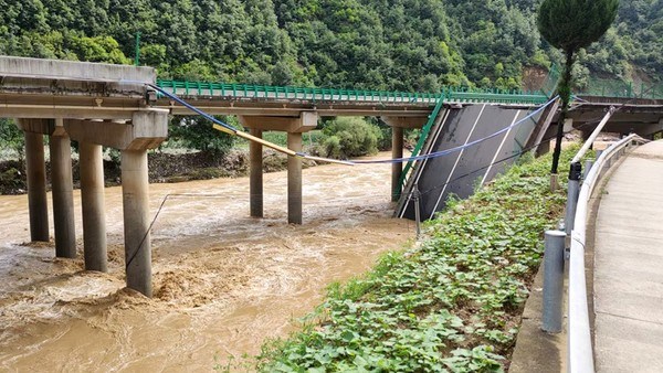 陕西高速桥梁垮塌事件：38人确认遇难，24人失联，救援情况追踪