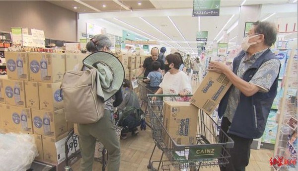 震后恐慌席卷日本：瓶装水和便携厕所被抢购一空，酒店大退订潮