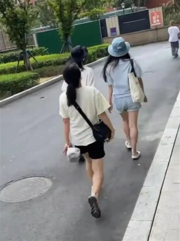 网约车乘客“开门杀”致人受伤后跑掉，成都交警：3名女子已找到