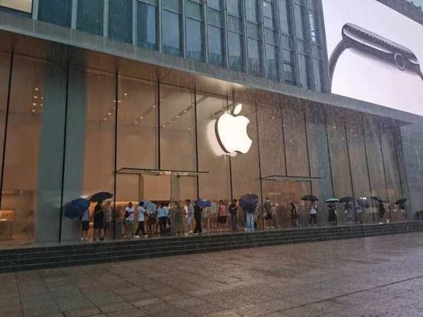 华为与苹果同日开售新机，Mate XT与iPhone 16如何搅动高端手机市场格局？