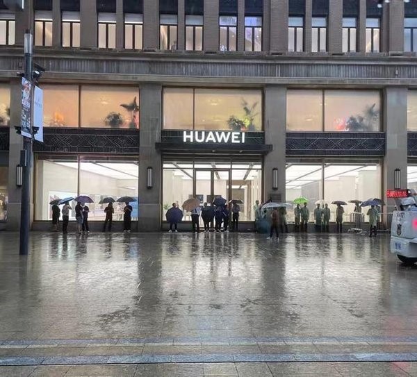 华为与苹果同日开售新机，Mate XT与iPhone 16如何搅动高端手机市场格局？