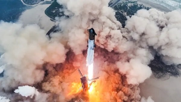 马斯克宣布火星计划：SpaceX两年内发射5艘无人星舰，四年内载人任务或成现实