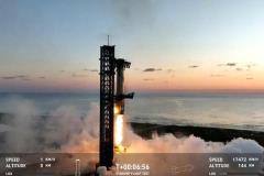 SpaceX星舰第五次试飞成功，助推器被“筷子夹住”的创新技术如何改变航天未来？