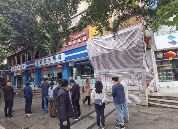 成都一门店发生火灾20人送医，目击者称着火现场楼上是酒店