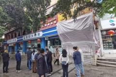 成都一门店发生火灾20人送医，目击者称着火现场楼上是酒店