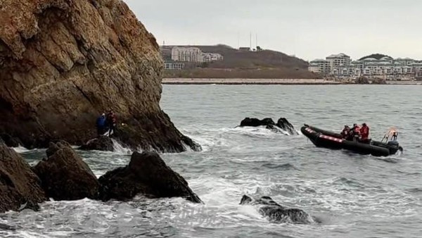 大连4名驴友海边攀岩遇涨潮，女驴友两度落海身亡，引发公众关注