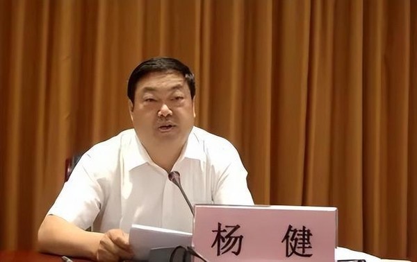 云南公安局长杨坤主动投案：21天内从任前公示到调查审查的背后隐情
