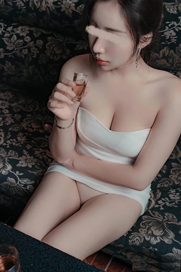 美女Cony白色抹胸短裙肉丝写真，KTV诱惑瞬间令人心动