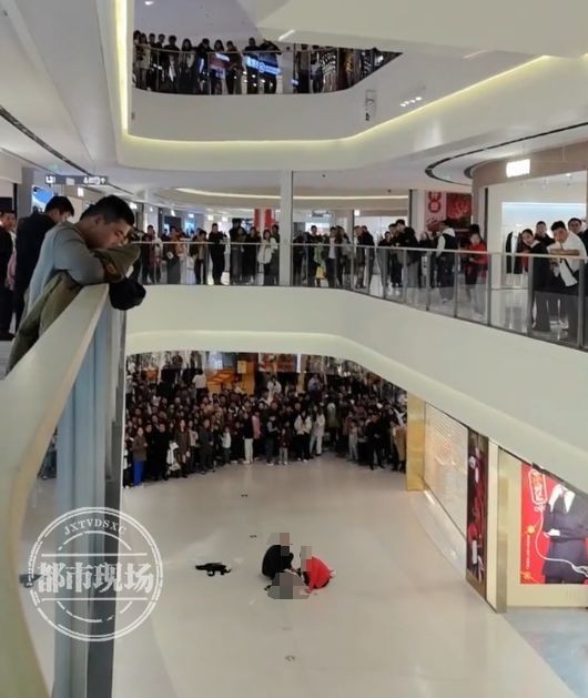山东济宁万象汇商场女孩坠亡：玻璃护栏脱落成安全隐患，警方调查进展如何？