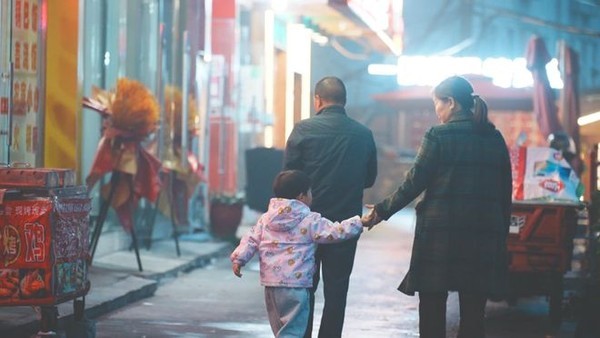 从保姆到“妈妈”：雇主失联、真假父母入狱，奶娃未来何去何从？