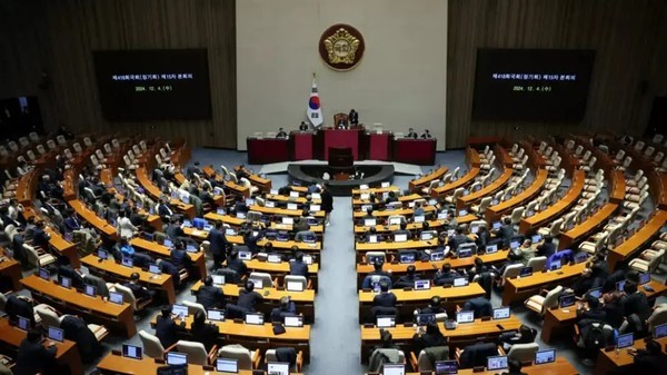 韩国政坛剧变：尹锡悦面临弹劾挑战，是否会重演朴槿惠下台悲剧？