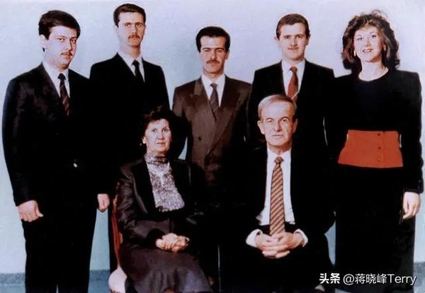 叙利亚政局大逆转：巴沙尔为何下达“不抵抗”命令，和平交权背后有何深意？