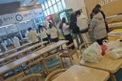 济南大学食堂泡面涨价风波：校园超市涨价10元引发档口老板关门