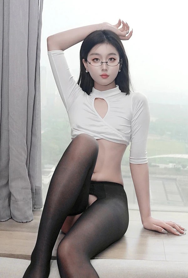 秀人女神江念鱼开档黑丝白衣写真流出，性感与高贵完美交织