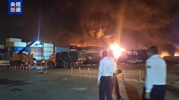 突发！伊朗阿巴斯港沙希德拉贾伊港剧烈爆炸：巨大轰鸣撕裂港口，黑烟冲天火势难控